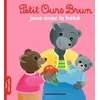 Image de Petit ours brun joue avec le bébé