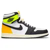 Image de Jordan 1 Retro High, coloris Blanc, Noir, Volt et Or université - Taille EU 46