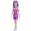 Image de Poupée Barbie Fashionistas, gracieuse, longs cheveux violets et robe violette métallisée, décolleté et manches en tissu très fin, chaussures de sport violettes, pour enfants de 3 à 8 ans