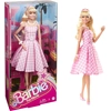 Image de Poupée de collection Barbie pour le long métrage, Margot Robbie en Barbie. Poupée de collection en robe à carreaux rose et blanche avec collier de marguerites