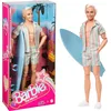 Image de poupée Ken du film Barbie avec tenue de plage rayée rose pastel et verte, planche de surf et baskets blanches