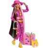 Image de Poupée Barbie de voyage en tenue de safari, Barbie Extra Fly, tenue rose à motif animalier et valise rose