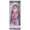 Image de Barbie aux cheveux courts dans une tenue rose