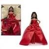 Image de Poupée mannequin Barbie Signature Joyeux Noël 2026 cheveux noirs longs tenue rouge avec accessoires et support Multicolore - Neuf