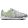 Image de Nike Tiempo Legend 10 Academy IC, couleur argent métallisé, jaune volt et noir (taille enfant/adolescent) - Pointure européenne 35,5