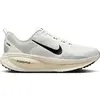 Image de Chaussures de course Nike Vomero 18, blanc, taille 45 (hommes), blanc, taille 45