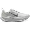 Image de Nike Vomero 18, couleur blanche, nuance "Photon Dust", blanc "Summit White", argent métallisé (pour femmes) - Pointure européenne 38