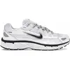 Image de Nike P-6000, couleur blanc, argent métallisé et noir - pointure européenne 45,5