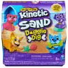 Image de Kinetic Sand , Doggie Dig avec outil multi-usage surprise en forme de chien, 170 g de sable de plage et rangement de sable à modeler (plusieurs modèles disponibles.), jouets sensoriels pour enfants