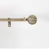 Image de Ensemble composé d'une tringle à rideaux et d'embouts ornés de boules sculptées