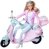 Image de Steffi Love et son scooter élégant, une poupée avec son scooter de ville, un chien et un panier pour chien