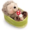 Image de NICI 61583 Doudou hérisson avec amanite tue-mouches 12cm dans un panier vert clair