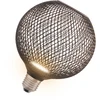 Image de OSRAM DECOR LED FLAT GLOBE est une ampoule ronde plate de 3.5W, 300lm/2700K, en blanc chaud 827, givrée, en plastique noir, avec filetage E27, non dimmable, de 125 mm de diamètre.