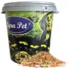 Image de 10 kg de nourriture dispersée Lyra Pet® dans un bac de 30 L