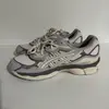 Image de Achetez les ASICS Gel-NYC Cream Oyster Grey chez Kicksshop. Baskets sportives beige gris pour hommes avec amorti GEL et design moderne.