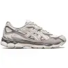 Image de Achetez les ASICS Gel-NYC Cream Oyster Grey chez Kicksshop. Baskets sportives beige gris pour hommes avec amorti GEL et design moderne.