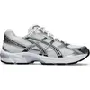 Image de Achetez la ASICS GEL-1130 White Pure Silver chez Kicksshop. Baskets sportives blanches et argentées dotées d'un amorti GEL et d'un design rétro de course à pied.