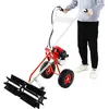 Image de Machine de nettoyage essence 43CC, 1,7 CV, moteur 2 temps. Balai-aspirateur essence. Adaptée pour les surfaces en gazon synthétique, les routes et les fermes. Largeur de nettoyage : 60 cm. Peut également servir de déneigeuse avec roues