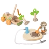 Image de Set de figurines de jeu Hape Planter des arbres avec la voiture électrique