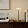 Image de Lampe De Table Mag-y Avec Base Ronde En Métal Et Ampoule Ghost Transparente