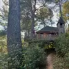 Image de Nuit en Cabane dans les Arbres avec Jacuzzi près de Marseille