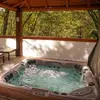 Image de Nuit en Chalet avec Jacuzzi Privatif près de Montauban