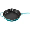 Image de LE CREUSET Skillet profond en fonte émaillée Signature avec poignée d'assistance et deux becs verseurs, 26 cm, 2 litres, Bleu Caraïbes, 20187261700422