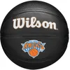 Image de WILSON NBA Team Tribute, Mini Ballon de Basket, Canaux de Précision et Adhérence Dynamique, Stabilité à l'Air Améliorée, Approuvée NBA, Équipe: New York Knicks, Couleur: Noir, Taille: 3