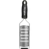 Image de Microplane Râpe Carottes Râpées pour les carottes, radis, courgettes, pommes de terre, pommes et betteraves en noir et en acier inoxydable