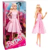 Image de Barbie Le Film Poupée Mannequin Articulée Look Vintage en Robe Vichy Rose Et Blanche, avec Collier De Marguerites, À Collectionner, Jouet Enfant, HPJ96