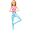 Image de Barbie Poupée Barbie Fitness aux cheveux blonds vêtue d’un haut de sport rose amovible et d’un pantalon de yoga bleu, 22 points d’articulation, HRH27