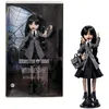 Image de Monster High Mercredi Addams en Uniforme Poupée à Collectionner dans l’Uniforme de l’Académie Nevermore avec La Chose et Un Sac à Dos, Socle pour poupée, HXJ04