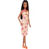 Image de Barbie Fashionistas Poupée Printemps aux cheveux noirs, vêtue d’une robe midi à fleurs roses et à carreaux orange, d’un collier et de sandales, HYT91