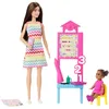 Image de Barbie Coffret Barbie Professeur avec poupée brune portant une robe imprimée, 1 poupée enfant en bas âge et accessoires pour enseigner, JCR76