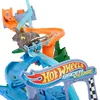 Image de Hot Wheels Coffret Carambolages et Collisions RacerVerse Jurassic World avec piste et véhicule miniature vélociraptor, course de dinosaures avec un spinosaure, JFP32