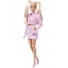 Image de Barbie Poupée Barbie Deluxe Style n° 9 avec une tenue en jean rose, cheveux blonds, un ensemble veste et jupe assorties, avec une pochette ornée d’un noeud et des bijoux nacrés, JJN69