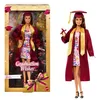 Image de Barbie Poupée Barbie® Signature Remise de Diplôme avec toge bordeaux et toque universitaire, jouet à collectionner dans un emballage cadeau, JJX81