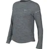 Image de Nike Swift Dri-Fit UV HQ0503-084 Haut de Course à Manches Longues avec col Rond pour Femme, Gris fumé/Argent réfléchissant, Taille XS