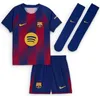 Image de FC Barcelona 2025/26 Stadium Home Réplique Nike 3 pièces Maillot de football pour jeunes enfants, Bleu roi profond/rouge noble/or Midwest HJ5619-456, S