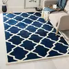 Image de SAFAVIEH Tapis Contemporain Pour Salon, Salle à manger, Chambre à coucher - Chatham Collection, Tapis à poil court, Bleu foncé et ivoire, 122 X 183 cm