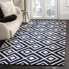 Image de SAFAVIEH Tapis Contemporain pour Salon, Salle à Manger, Chambre à Coucher - Chatham Collection, Tapis à Poil Court, Bleu foncé et Ivoire, 152 X 244 cm