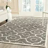 Image de SAFAVIEH Tapis Contemporain Pour Salon, Salle à manger, Chambre à coucher - Chatham Collection, Tapis à poil court, Gris foncé et Ivoire, 122 X 183 cm