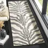Image de SAFAVIEH Tapis Imprimé Animalier Salon, Salle à manger, Chambre à coucher - Cambridge Collection, Tapis à poil court, Ivoire et gris foncé, 76 X 244 cm