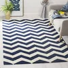 Image de SAFAVIEH Tapis Contemporain pour Salon, Salle à Manger, Chambre à Coucher - Chatham Collection, Tapis à Poil Court, Bleu foncé et Ivoire, 122 X 183 cm