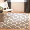 Image de SAFAVIEH Tapis géométrique pour Salon, Salle à manger, Chambre à coucher - Cambridge Collection, Tapis à poil court, Argent et Ivoire, 122 X 183 cm