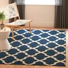 Image de SAFAVIEH Tapis géométrique pour Salon, Salle à manger, Chambre à coucher - Cambridge Collection, Tapis à poil court, Bleu marine et ivoire, 152 X 244 cm
