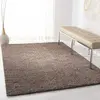 Image de Safavieh Tapis Shag pour Salon, Salle à Manger, Chambre à Coucher - August Shag Collection, Tapis à Poil Court, Taupe, 160 X 229 cm