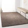 Image de SAFAVIEH Tapis Shag pour Salon, Salle à Manger, Chambre à Coucher - August Shag Collection, Tapis à Poil Court, Taupe, 183 X 274 cm