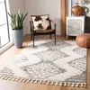 Image de SAFAVIEH Tapis Shag pour Salon, Salle à Manger, Chambre à Coucher - Moroccan Tassel Shag Collection, Tapis à Poil Court, Ivoire et Marron, 160 X 229 cm