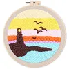 Image de Figured'Art Punch Needle Kit Complet pour Adultes et Enfants - Phare et Coucher de Soleil - Parfait pour Débutant. Set prêt à broder taille 20x20cm avec cadre circulaire